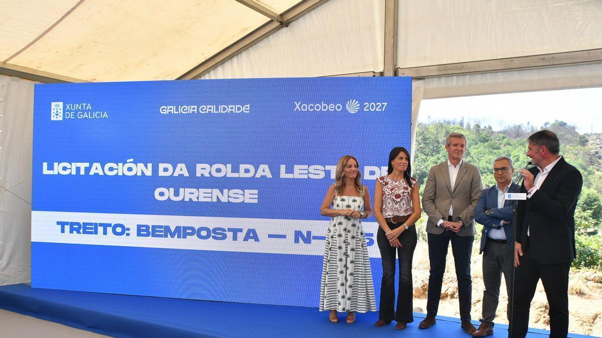 El presidente de la Xunta , Alfonso Rueda, junto a Marta Nóvoa, alcaldesa San Cibrao, la conselleira, María Martínez conselleira, el presidente de la Diputación de Ourense, Luis Menor en Benposta.