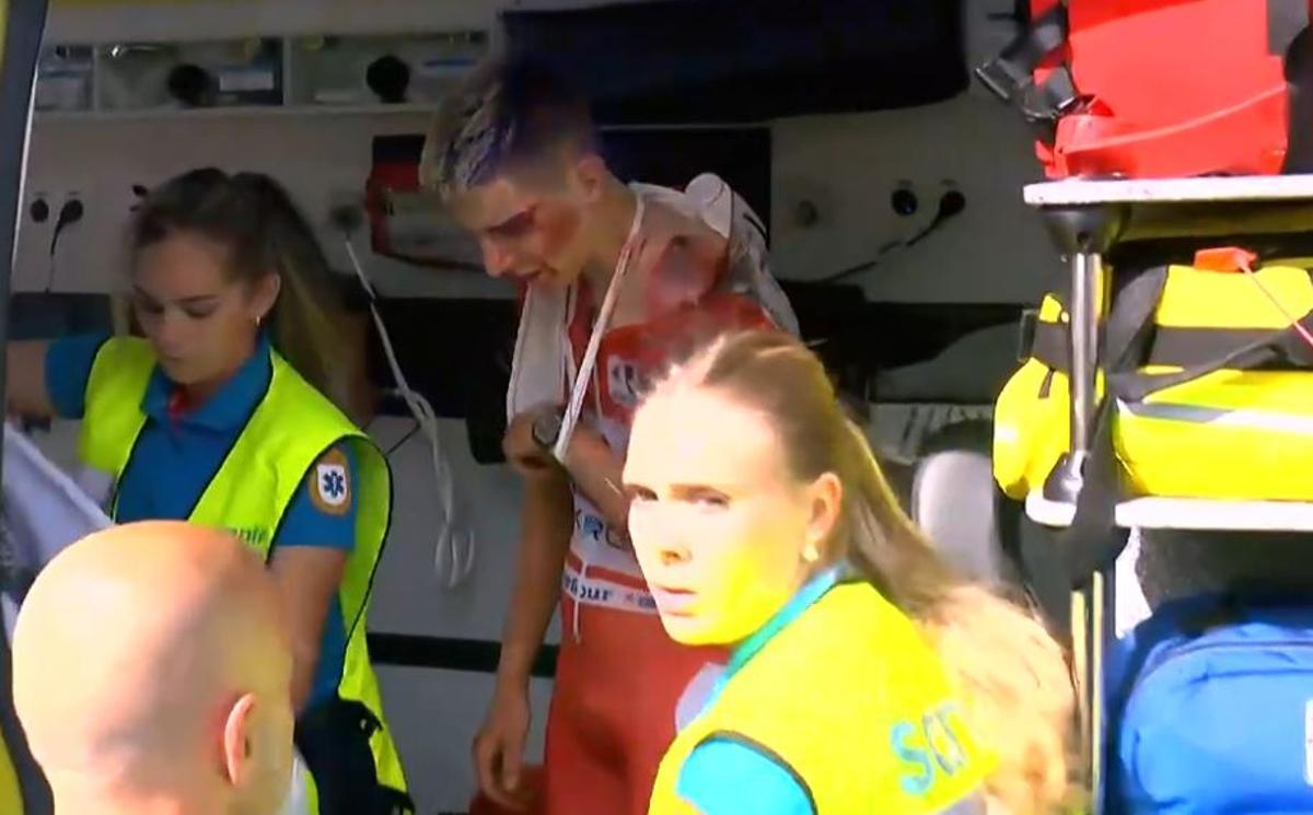 Pogacar dentro de la ambulancia.