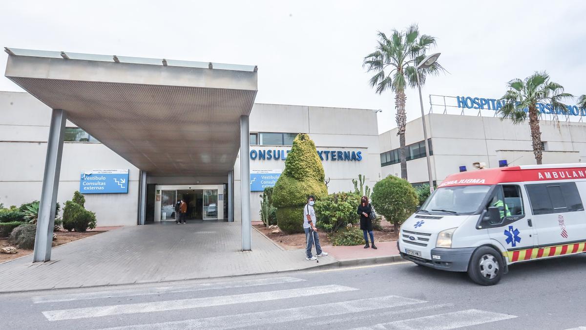 Acceso a consultas externas del Hospital Universitario de Torrevieja