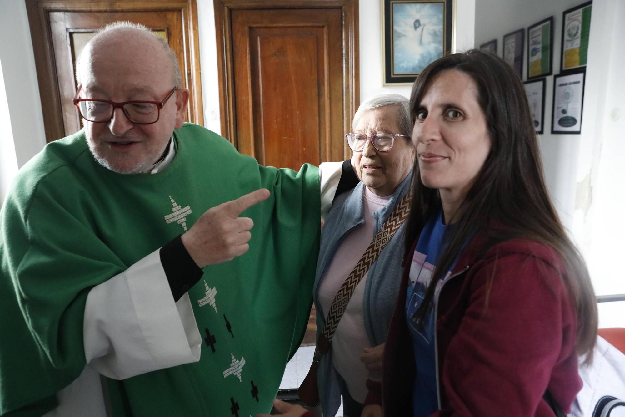 EN IMÁGENES: Así fue el exorcismo del nuevo párroco de Llaranes, Miguel Alderete