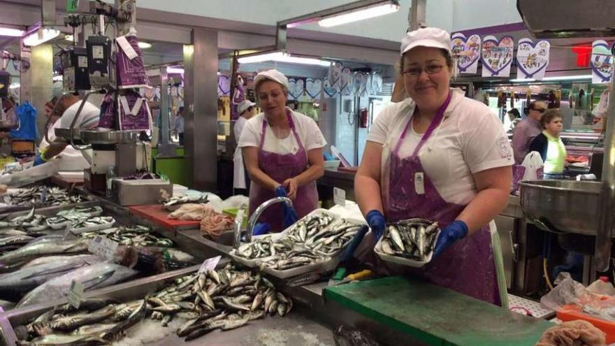 Puestos de venta de pescado en la plaza de abastos de Cangas. // Gonzalo Núñez