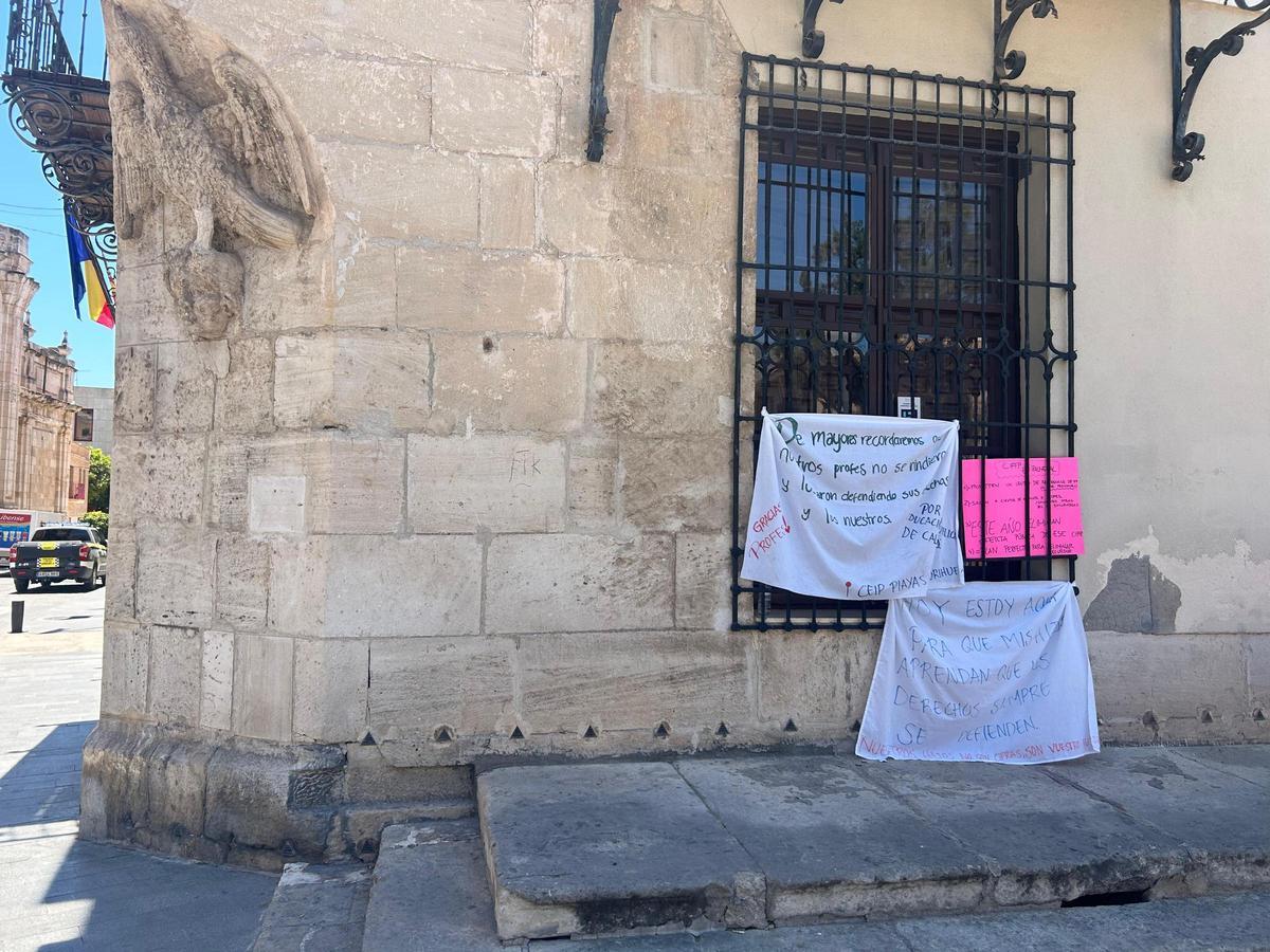 Protesta de docentes de la Vega Baja en el Ayuntamiento de Orihuela