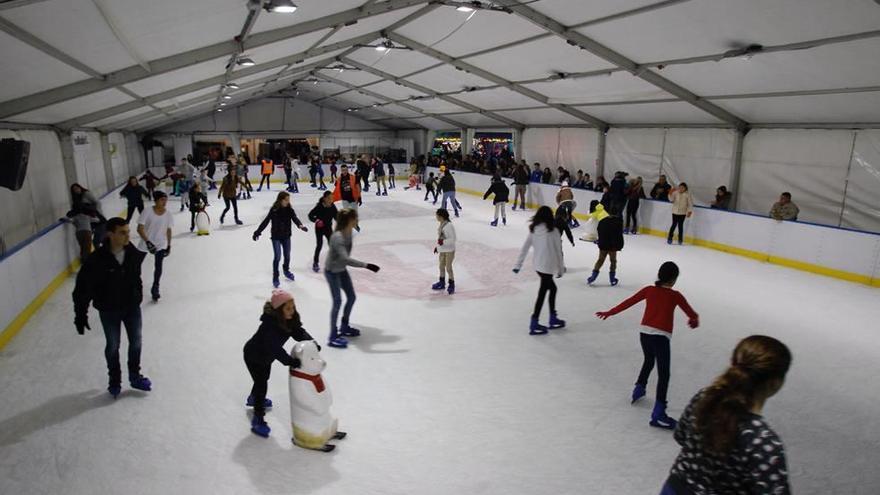 Diversión en la pista de patinaje sobre hielo