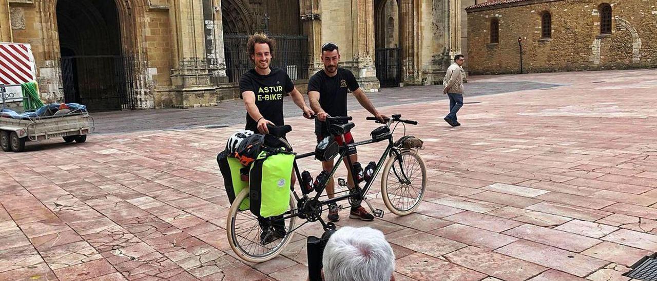 Carlos López y Alejandro Bernardo, en la plaza de la Catedral de Oviedo y en un alto de su periplo.