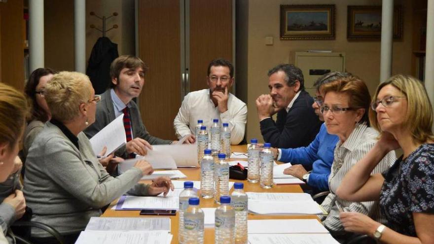 Alfonso Palacio, Genaro Alonso y Vicente Domínguez, al fondo, durante la reunión del patronato.