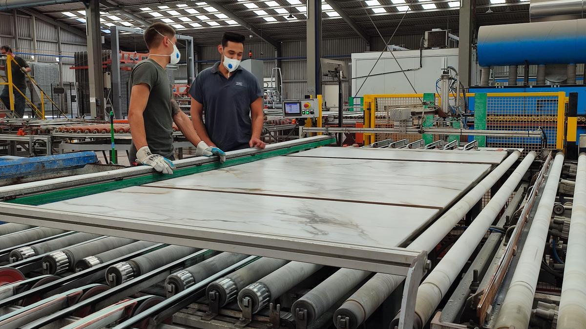 Interior de una planta azulejera del clúster de Castelló / EMPRESAS AZULEJERAS . DISTRITO CERÁMICO . CERAMICA