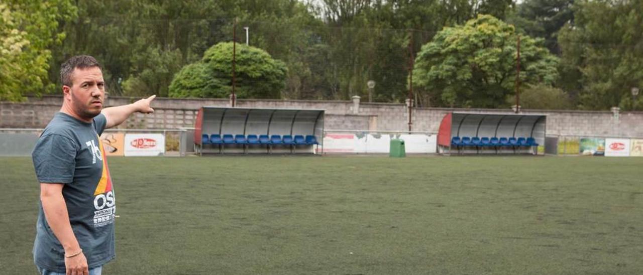 Pablo Casal, presidente del Alcázar, señala la zona donde se construirá la grada.