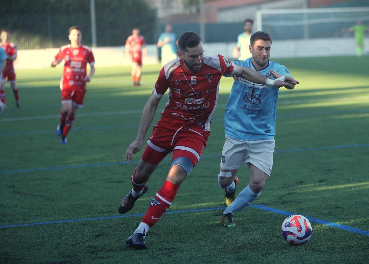 Gullón y Mauro luchan por un balón en el Moaña-Atios de ayer.