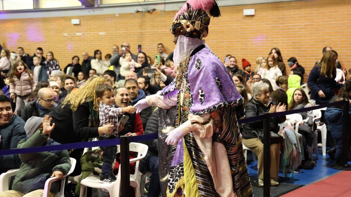 Los Reyes Magos llegan a l'Horta condicionados por la lluvia