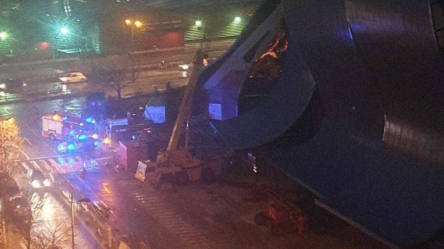 Los bomberos retiran varias planchas de la obra de Marcador arrastradas por el viento