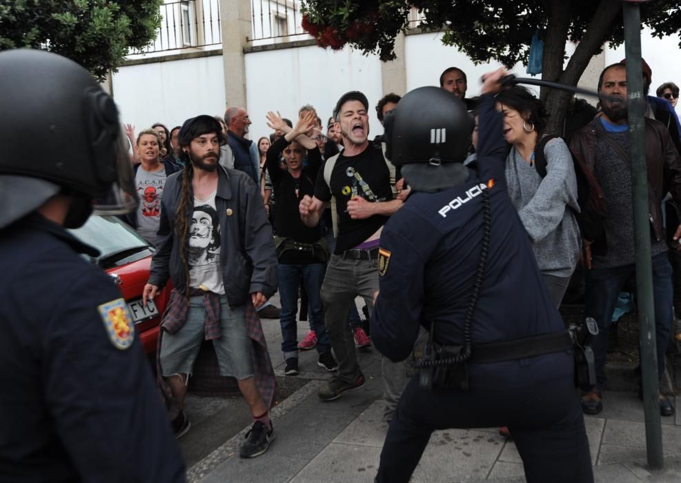 Unas 300 personas protestan en apoyo de los okupas, a los que el Concello impidió el paso a las naves