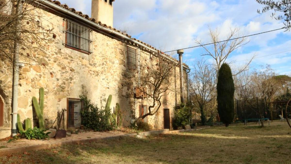 Pla general de la façana de la casa rural de Sant Martí Vell.