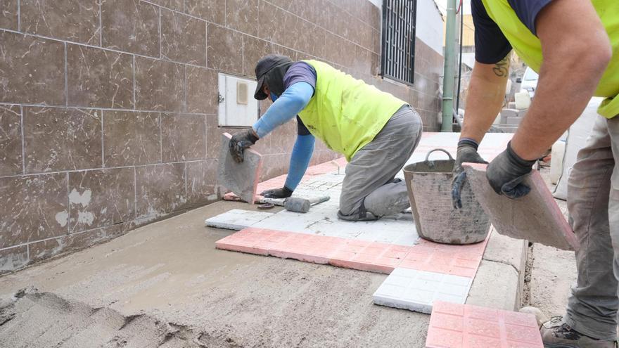 El barrio de El Zardo renueva las aceras de las calles Tiscamanita y Camilo Martín Navarro