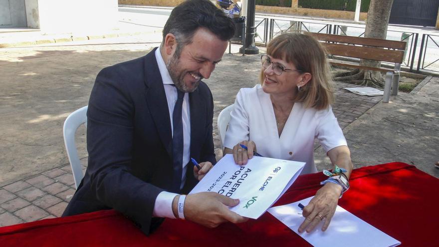 El líder del PP, Pablo Ruz, y la candidata de Vox, Aurora Rodil, firmaron ayer el acuerdo de gobierno en Valverde. | ANTONIO AMORÓS