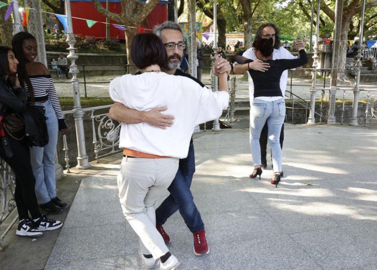 Participantes de la sesión de tango  en la Alameda. / A. H.