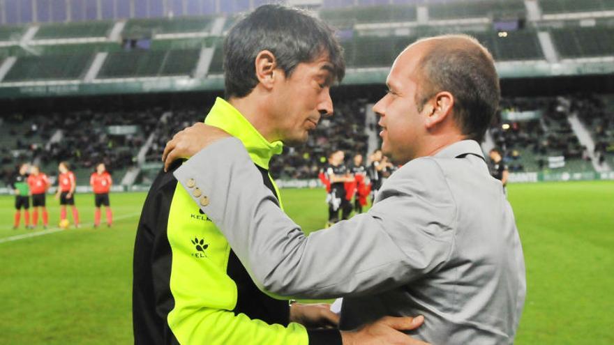 Pacheta y José Alberto se saludan en el Elche-Sporting de la temporada pasada