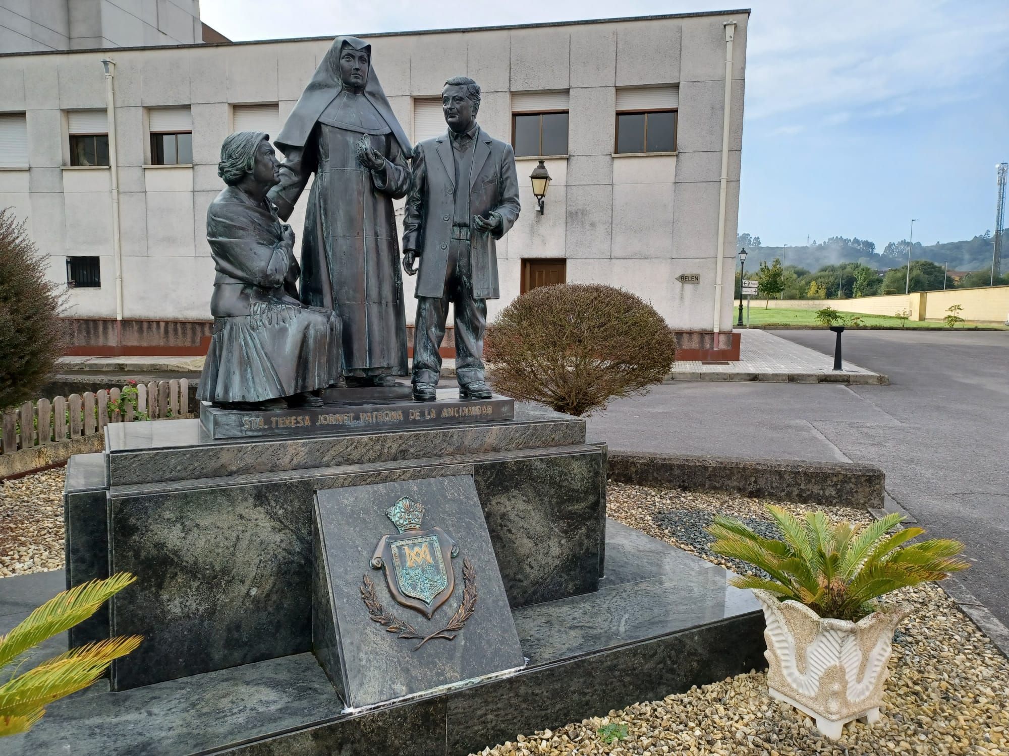 Escultura del Asilo de Pola de Siero