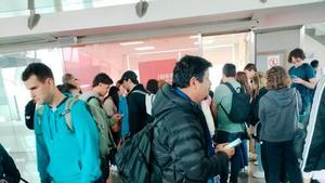 Aficionados del Real Oviedo en el aeropuerto de Bilbao.