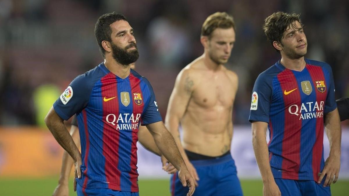 Arda Turan, Rakitic y Sergi Roberto, cabizbajos al término del duelo entre el Barça y el Atlético.