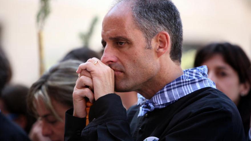 Pensativo. Francisco Camps, ayer, con la mirada perdida, en la romería de la Santa Faz de Alicante.