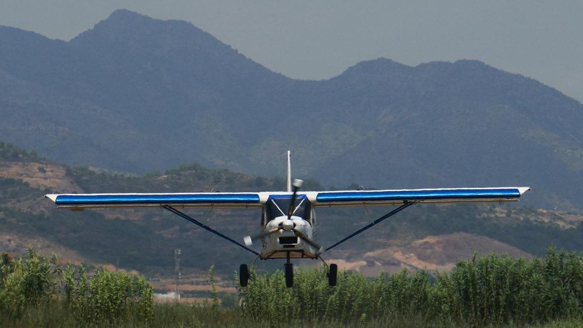 Imagen de una avioneta aterrizando en las instalaciones de La Llosa Aeródromo.