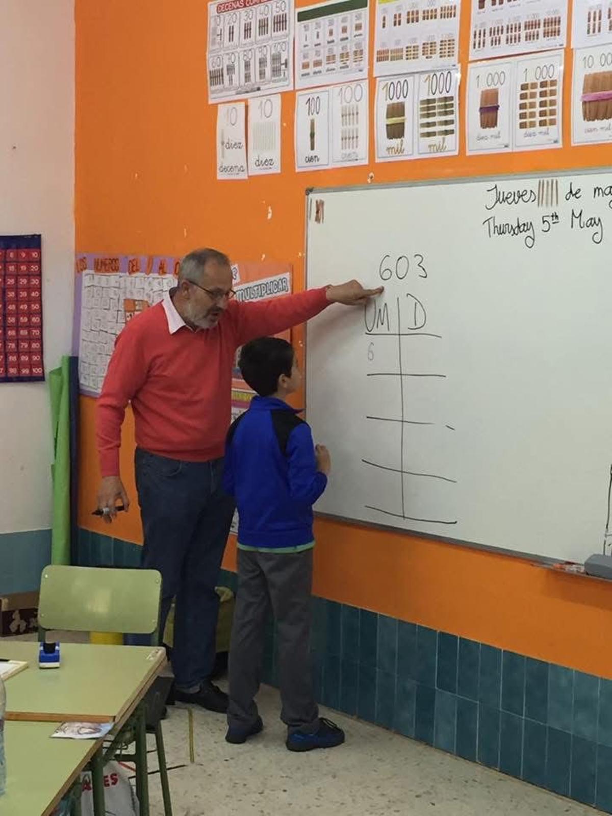Jaime Martínez Montero, creador del método ABN, explicándoselo a un alumno
