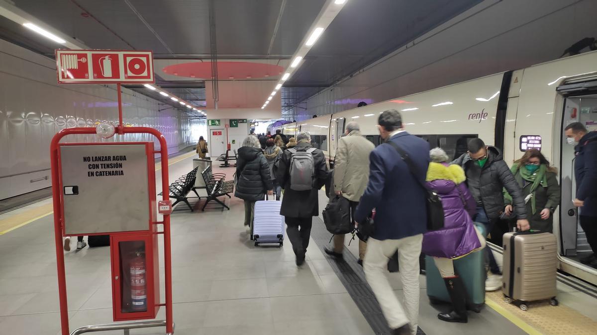 Trasbordo de los viajeros de Asturias hacia Valladolid y Madrid.