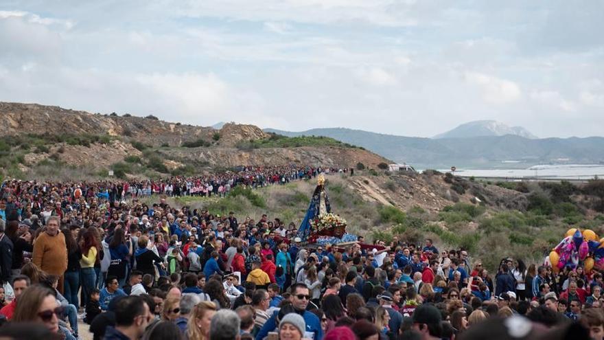 Miles de romeros acompañan a la Virgen del Milagro hasta su ermita de Bolnuevo