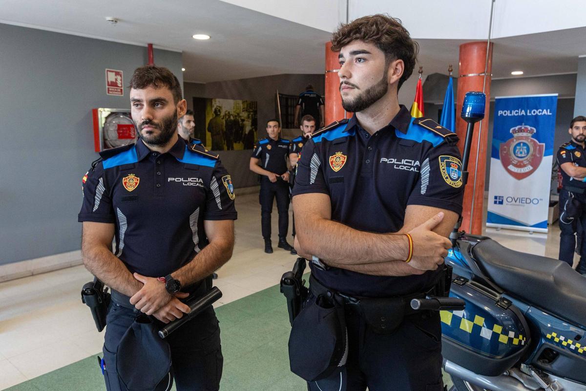 25 nuevos agentes interinos recogen sus acreditaciones policiales tras superar un intenso periodo de prácticas.