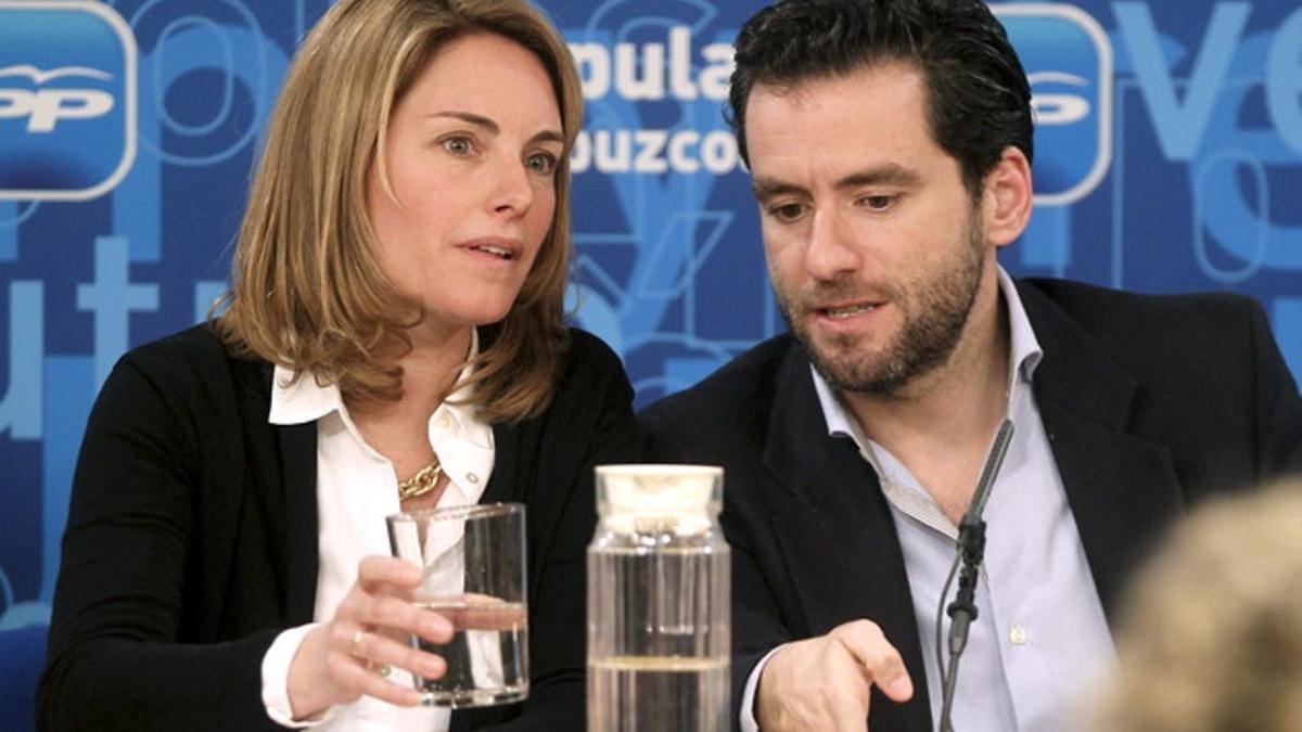 Imagen de archivo. El presidente del PP en Guipúzcoa, Borja Sémper  junto a la presidenta del PP Vasco, Arantza Quiroga durante una reunión de la ejecutiva regional