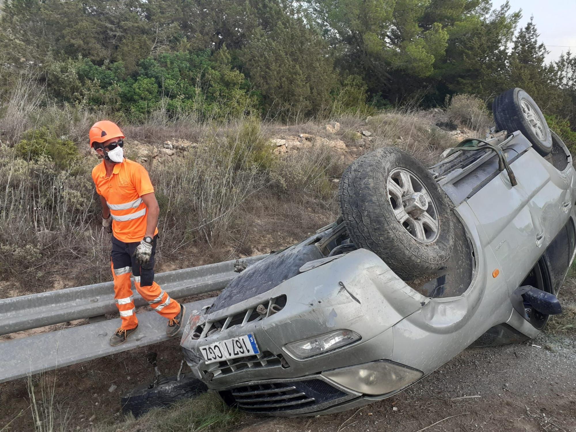 Un herido al volcar su coche en una carretera en Ibiza