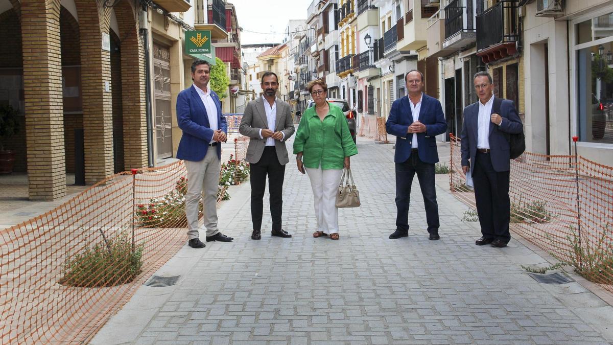 Representantes de la Diputación con la alcaldesa de Moriles, Francisca Carmona.
