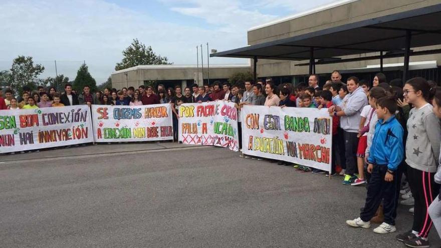 Manifestación de los alumnos y profesores del instituto de Meaño, en Dena. // FdV