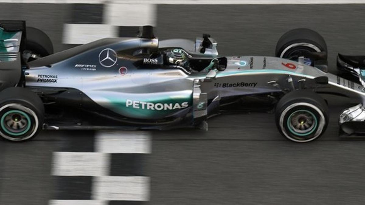 Nico Rosberg (Mercedes) cruza la línea del Meta del Circuit de Catalunya durante los últimos ensayos antes del inicio del Mundial.