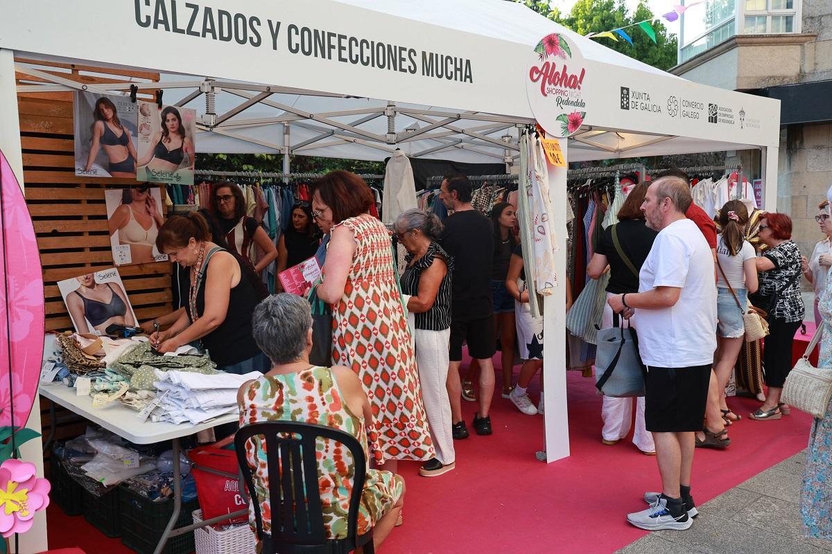 Uno de los puestos del "Shopping Night" en la praza da Constitución.