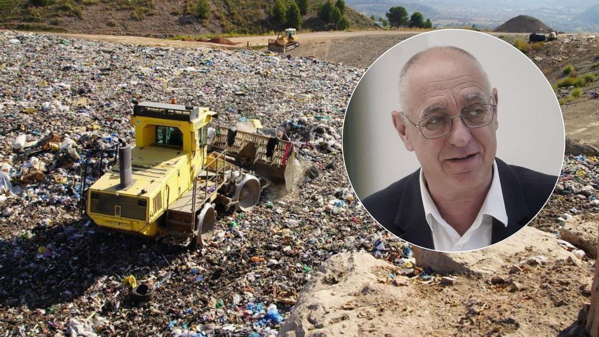 Abert Planell i màquines treballant a l'abocador de Bufalvent, que rep residus del Bages i el Moianès.