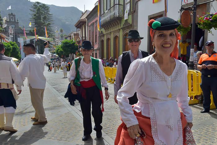 Carretas y grupos en la romería del Pino