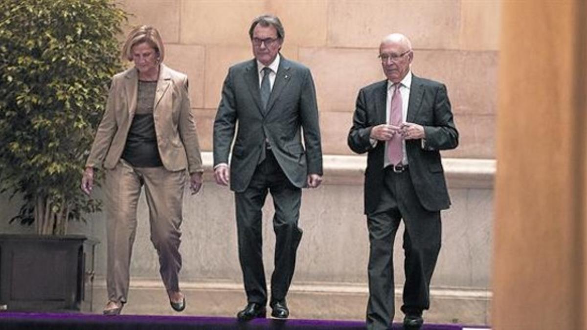 De Gispert, Mas y Rigol (derecha), de camino a l conclave, ayer en el Parlament.