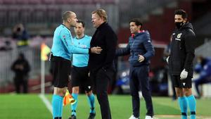 Ronald Koeman y Mateu Lahoz conversan durante un partido