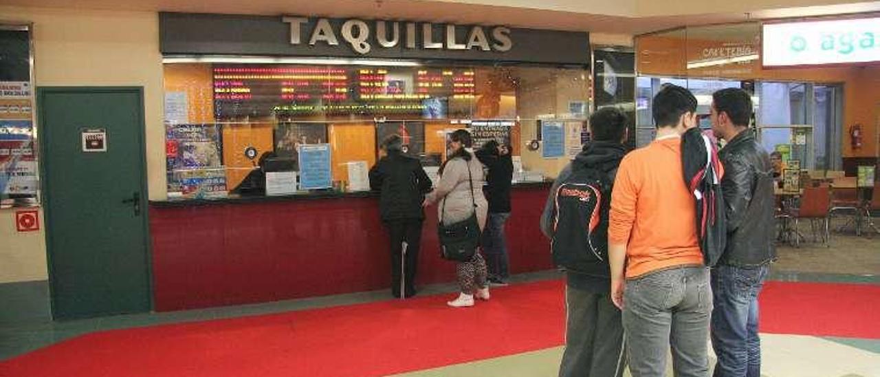 Espectadores en la taquilla de los únicos cines de la ciudad. // I.O.