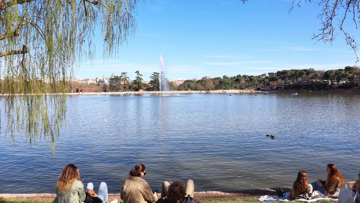 Varias personas disfrutan del buen tiempo en la Casa de Campo, a 19 de marzo de 2023, en Madrid (España). A falta de un día para que comience la primavera, el lunes 20 de marzo, los madrileños han salido a disfrutar del buen tiempo en terrazas y parques.