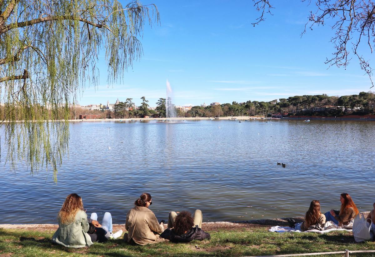 Varias personas disfrutan del buen tiempo en la Casa de Campo, a 19 de marzo de 2023, en Madrid (España). A falta de un día para que comience la primavera, el lunes 20 de marzo, los madrileños han salido a disfrutar del buen tiempo en terrazas y parques.