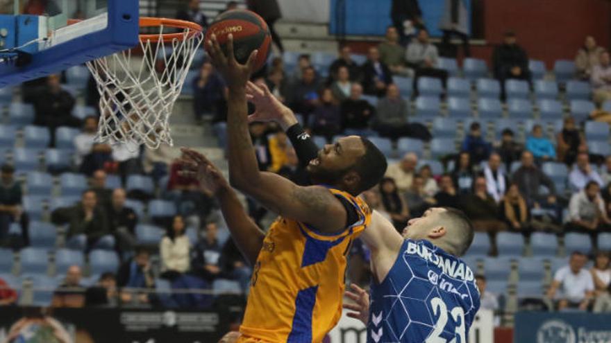 Burjanadze intenta taponar a Evans en el choque de la Liga Endesa de este curso entre el Gipuzkoa Basket y el Granca disputado en San Sebastián.