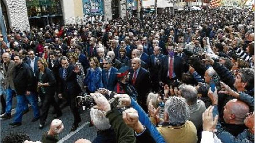 Una multitud va acompanyar Mas en la seva arribada a la seu del Tribunal Superior de Justícia de Catalunya