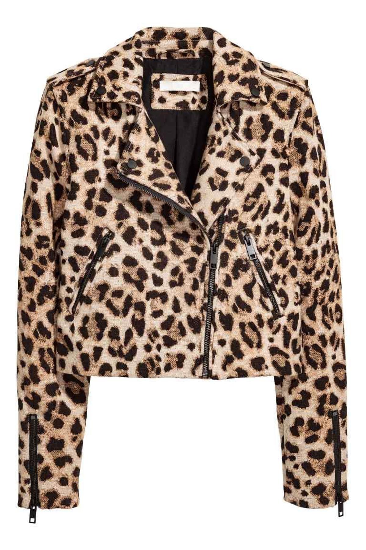 Prendas de leopardo para lucir en primavera: cazadora biker