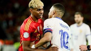 Partido de semifinales de la Liga de Naciones entre las selecciones de EspaÃ±a y Francia.Stuttgart (Germany), 05/06/2025.- Spainâs Lamine Yamal (L) and Frances Kylian Mbappe interact during the UEFA Nations League semi-final soccer match between Spain and France, in Stuttgart, Germany, 05 June 2025. (Francia, Alemania, EspaÃ±a) EFE/EPA/RONALD WITTEK