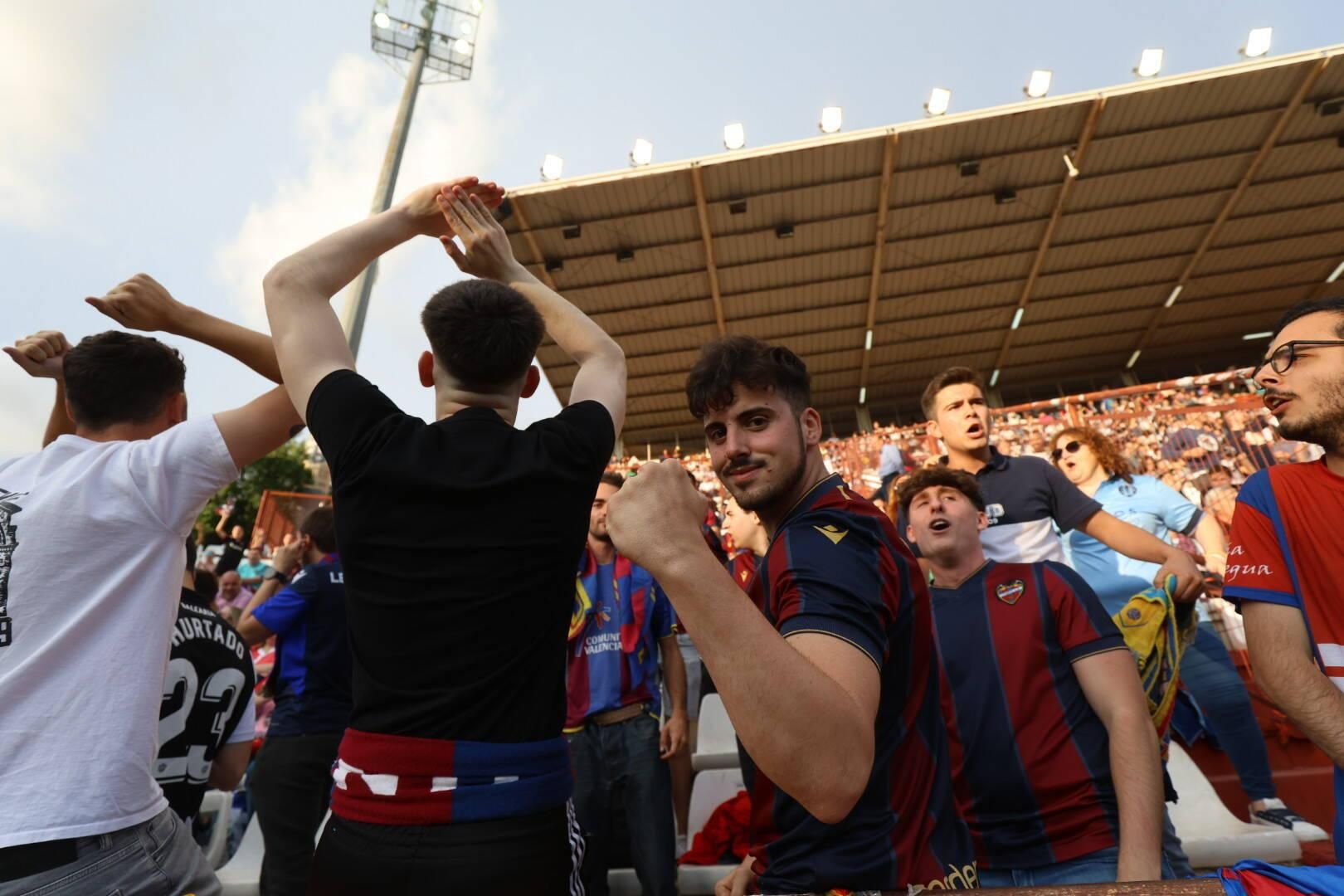La afición del Levante, junto a su equipo en Albacete