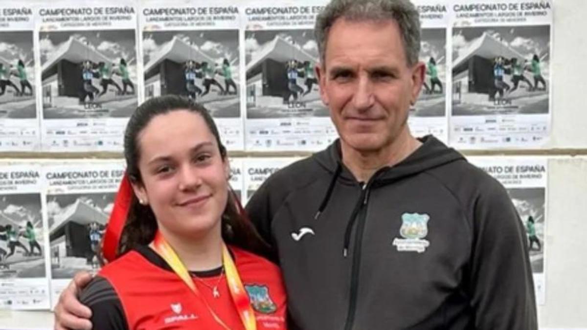 La lanzadora de martillo Paula Carreira y su entrenador, Antonio Fuentes.