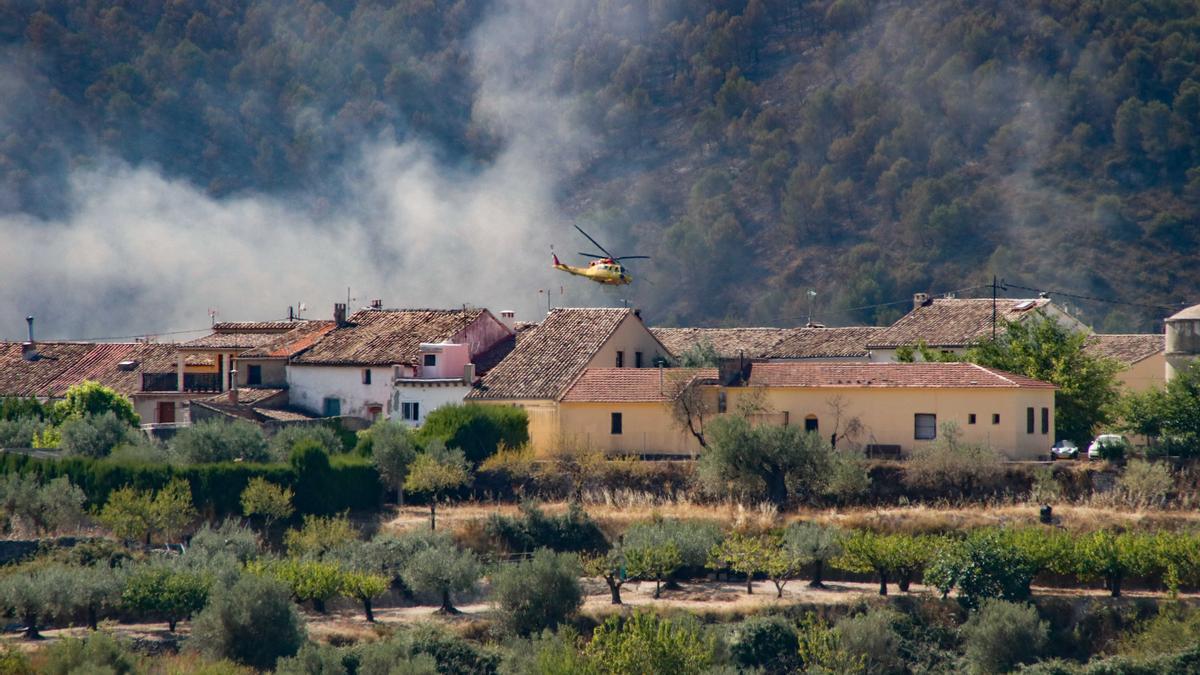 Continúan las labores de extinción del incendio en la Vall d'Ebo