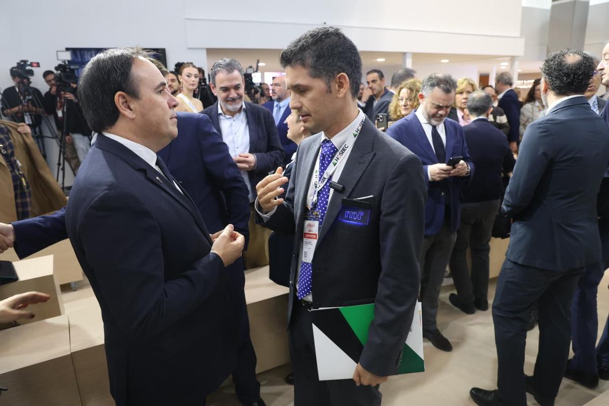 El jefe del Consell, Juanfran Pérez Llorca, conversa con el presidente de Hosbec, Fede Fuster, esta mañana en Fitur.